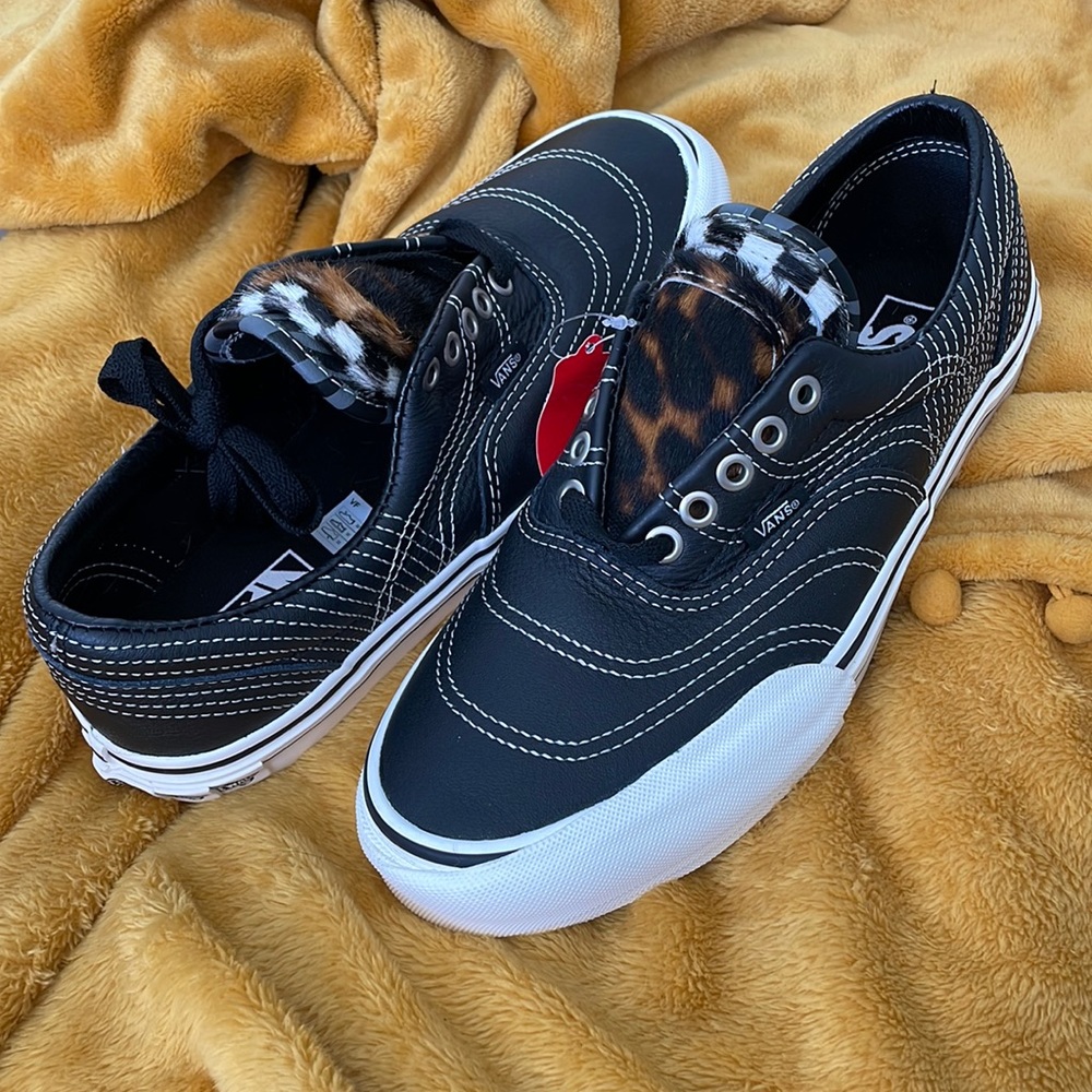 Brand New. Unisex animal print vans Era